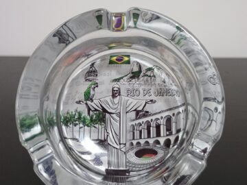 cinzeiro estampa cinza com pontos turisticos do Rio de Janeiro, maracanã, Corcovado, Lapa, bondinho, bandeira do Brasil