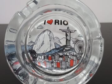 cinzeiro roda gigante com pontos turístico do Rio de Janeiro arcos da lapa, cristo , maracanã, pão de açúcar.