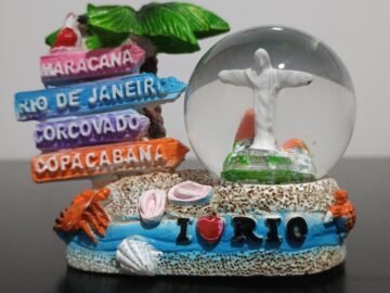 Miniatura do Cristo com bola escrito "I love Rio" com placas e coqueiro