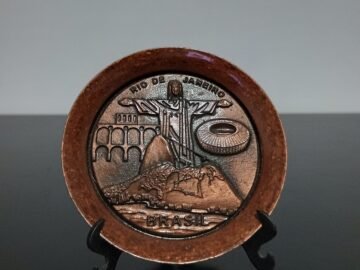 Prato pequeno em metal do Rio de Janeiro com Cristo, Pão de açucar, Maracanã e Arcos da Lapa