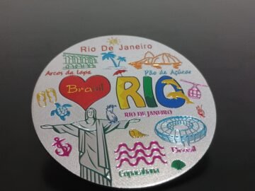 Imã redondo de metal fundo do mar, cristo, pão de açúcar, drink, chinelo, concha, maracanã, calçadão de Copacabana, eu amo Brasil, tartaruga, arcos da lapa, ancora, coqueiros.