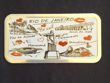 Imã de geladeira placa beijinhos