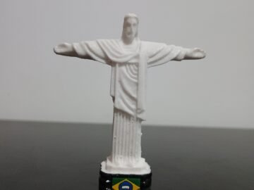 Imã de geladeira em resina Cristo redentor base preta